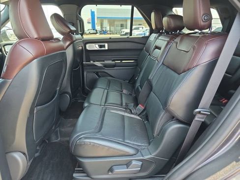 Used 2020 Ford Explorer Platinum w/ Premium Technology Package AWD/4WD image 11