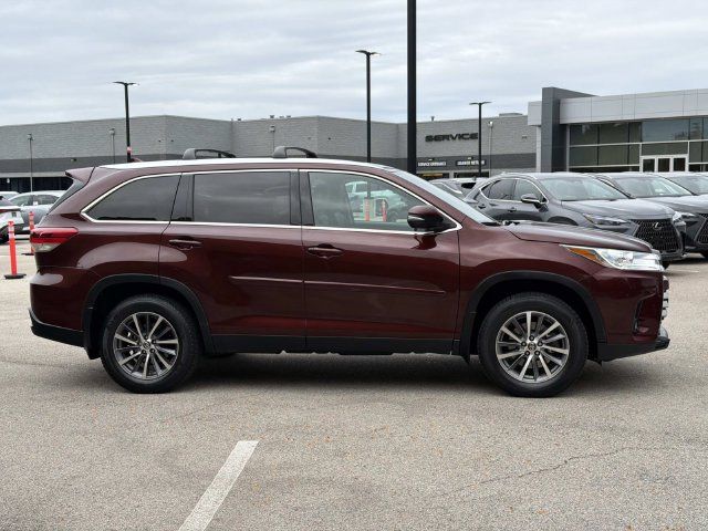 Used 2019 Toyota Highlander XLE AWD/4WD image 4