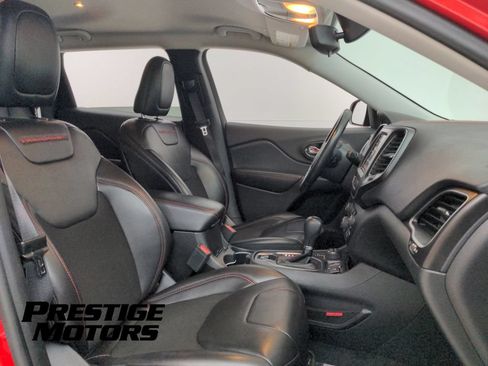 Used 2019 Jeep Cherokee Trailhawk w/ Cold Weather Group AWD/4WD image 31