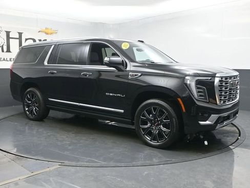 Used 2025 GMC Yukon XL Denali w/ Denali Reserve Package AWD/4WD image 6