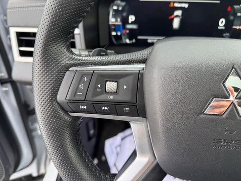 Used 2024 Mitsubishi Outlander SE image 25
