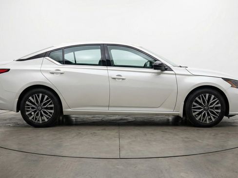 Used 2025 Nissan Altima 2.5 SV FWD image 11