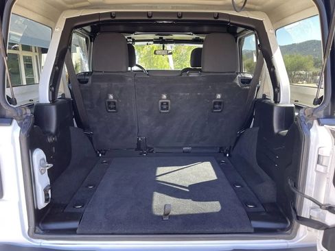 Used 2018 Jeep Wrangler Unlimited Sahara image 10