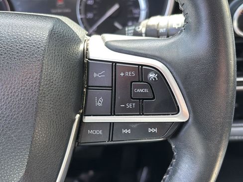 Used 2022 Toyota Highlander XLE AWD/4WD image 33
