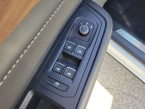 Used 2025 Volkswagen Atlas SE image 15