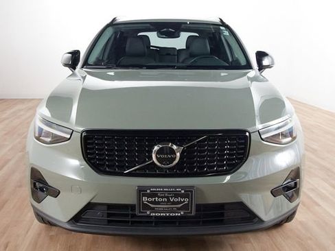 Used 2023 Volvo XC40 B5 Plus w/ Driver Assist Package AWD/4WD image 2