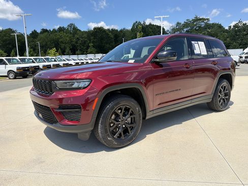 Used 2024 Jeep Grand Cherokee Altitude RWD image 22