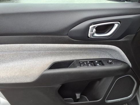 Used 2024 Jeep Compass Latitude image 6