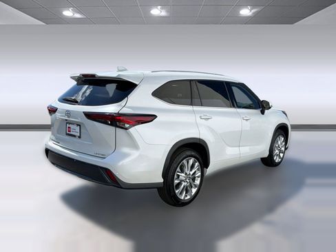 Certified 2025 Toyota Highlander Limited FWD image 9