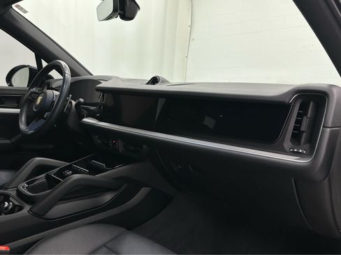 Used 2024 Porsche Cayenne AWD/4WD image 17