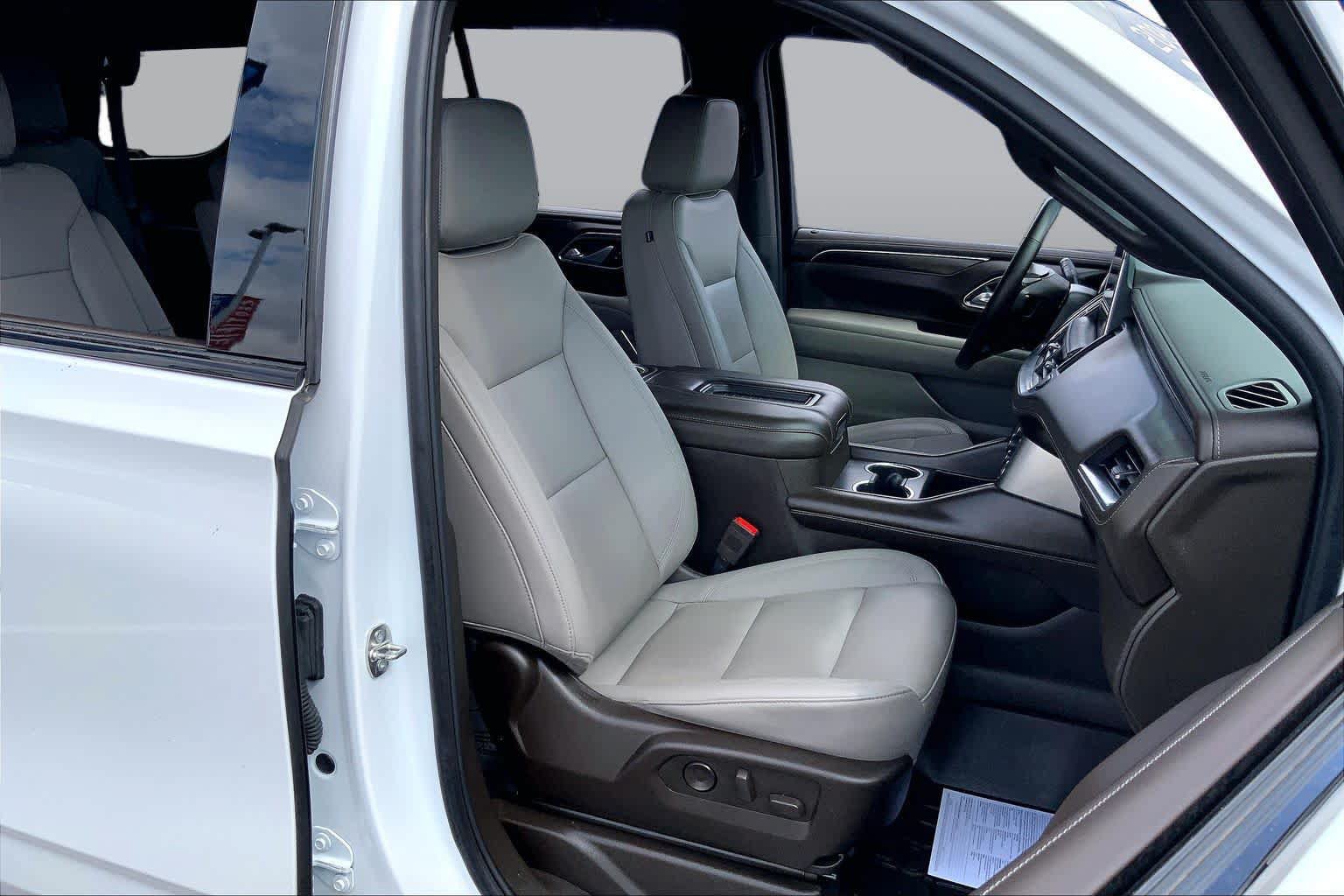 Used 2024 Chevrolet Tahoe Z71 w/ Luxury Package AWD/4WD image 9