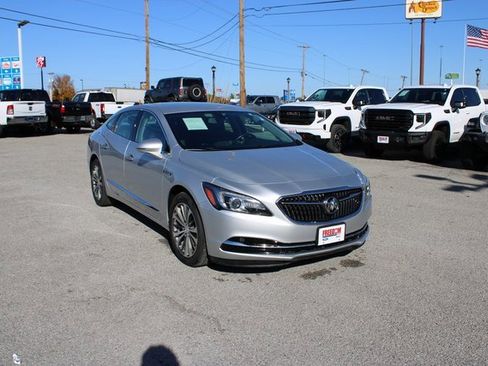 Used 2018 Buick LaCrosse Essence image 3