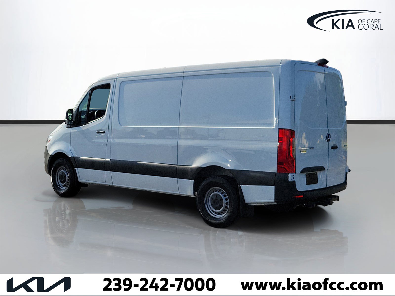 Used 2025 Mercedes-Benz Sprinter 2500 image 4