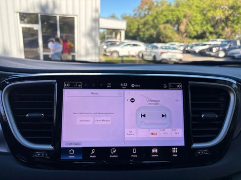 Used 2025 Chrysler Pacifica Select FWD image 21