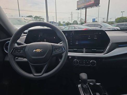 Used 2025 Chevrolet Trax LT FWD image 12
