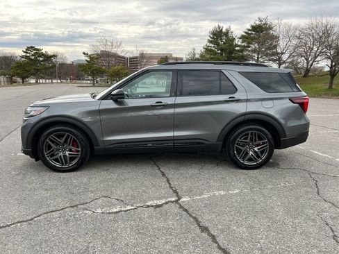Used 2025 Ford Explorer ST image 6