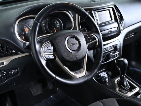 Used 2016 Jeep Cherokee Latitude w/ Cold Weather Group AWD/4WD image 11
