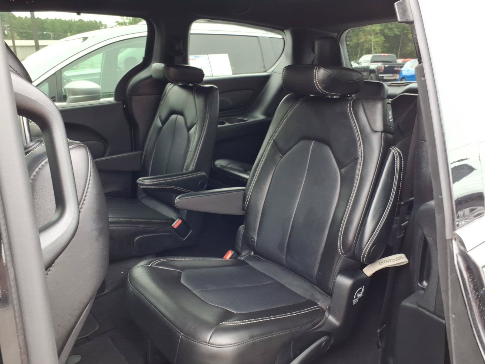 Used 2025 Chrysler Pacifica Select FWD image 9