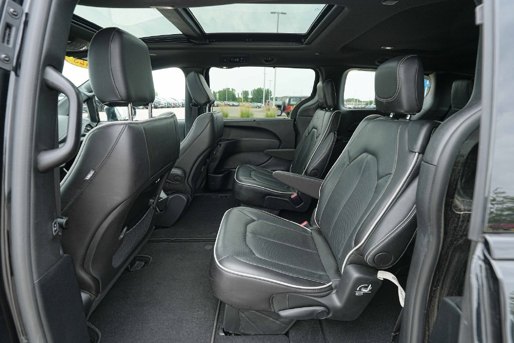 Used 2025 Chrysler Pacifica Limited FWD image 19