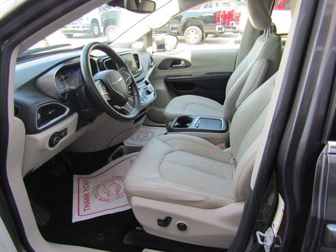 Used 2021 Chrysler Pacifica Touring-L FWD image 25