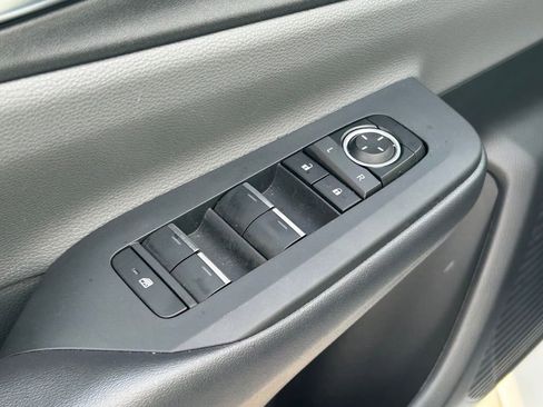 Used 2025 Toyota Prius XLE FWD image 22