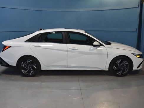 Used 2025 Hyundai Elantra Limited image 23