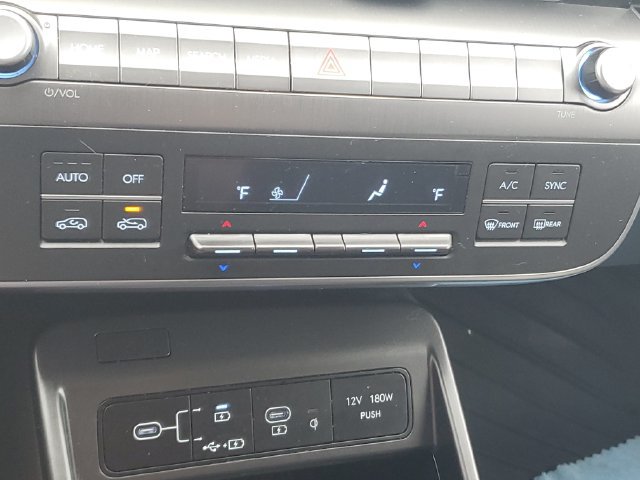 Certified 2025 Hyundai Kona SEL AWD/4WD image 32