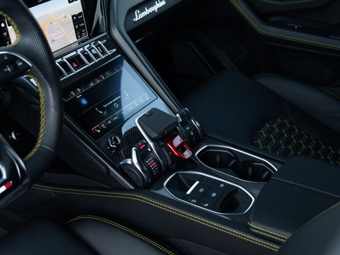 Used 2021 Lamborghini Urus image 19