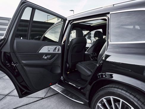 Used 2025 Mercedes-Benz GLS 63 AMG 4MATIC image 29