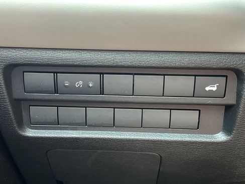 Used 2025 Mitsubishi Outlander SE FWD image 14