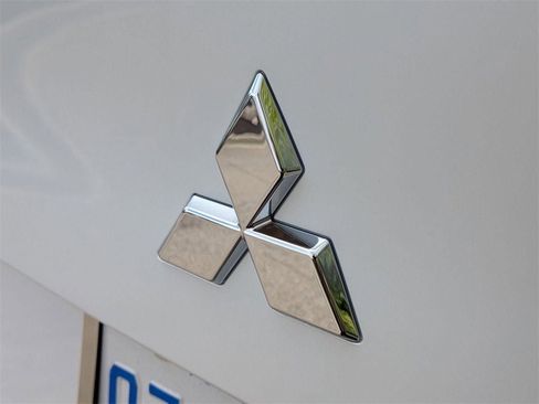 New 2025 Mitsubishi Outlander SE image 9