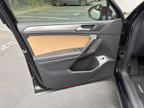 Used 2024 Volkswagen Tiguan SE w/ Panoramic Sunroof Package image 14