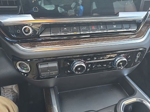 Used 2025 GMC Sierra 1500 Elevation image 17