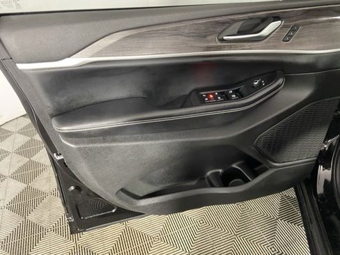 Used 2023 Jeep Grand Cherokee L Limited w/ Luxury Tech Group II image 18