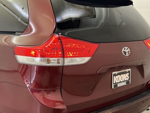 Used 2014 Toyota Sienna XLE w/ Entertainment Package FWD image 31