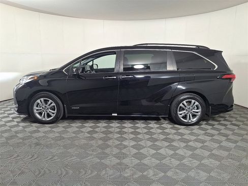 Used 2021 Toyota Sienna XSE w/ XSE Plus Package image 7