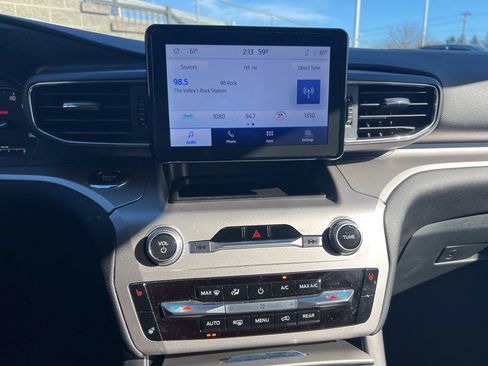 Used 2022 Ford Explorer XLT w/ Equipment Group 202A image 4