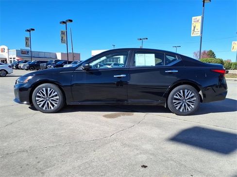 Used 2024 Nissan Altima 2.5 SV image 2