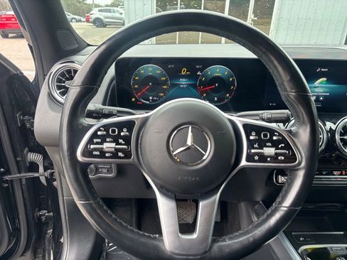Used 2023 Mercedes-Benz GLB 250 4MATIC w/ Premium Package image 17