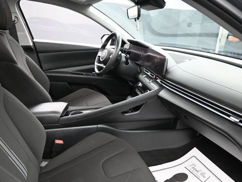 Used 2025 Hyundai Elantra SEL FWD image 31