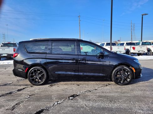 Used 2025 Chrysler Pacifica Limited image 2