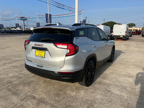Used 2022 GMC Terrain SLE w/ Driver Convenience Package FWD image 3