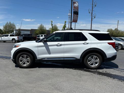 Used 2022 Ford Explorer XLT w/ Equipment Group 202A RWD image 8