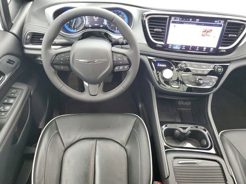 Used 2025 Chrysler Pacifica Limited image 17