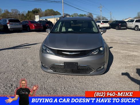 Used 2018 Chrysler Pacifica Touring-L w/ Tire & Wheel Group image 8