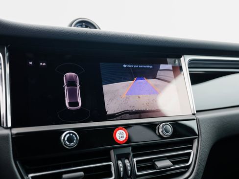 Certified 2025 Porsche Macan image 19