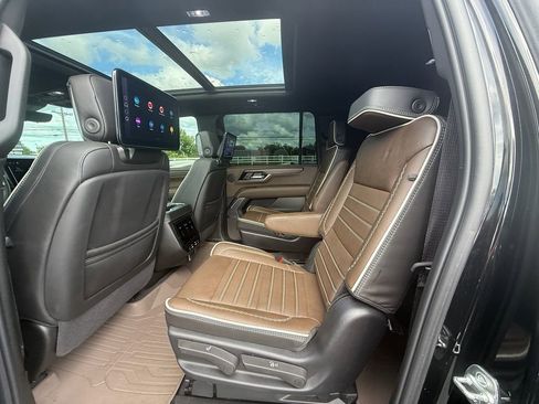 Used 2025 GMC Yukon XL Denali Ultimate w/ LPO, Floor Liner Package AWD/4WD image 19