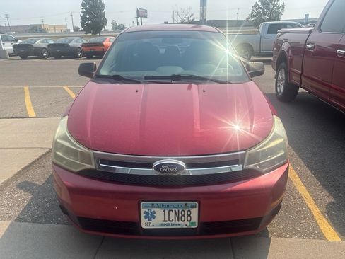 Used 2011 Ford Focus SE FWD image 2