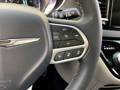 Used 2024 Chrysler Pacifica Touring-L image 17