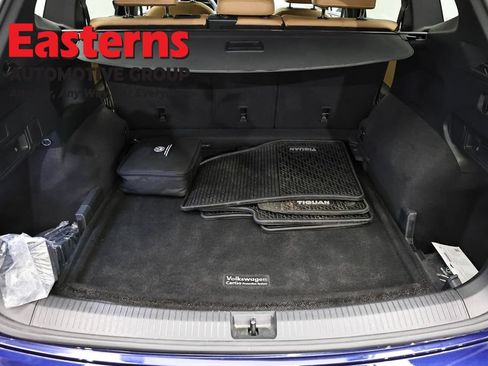 Used 2022 Volkswagen Tiguan SE w/ Panoramic Sunroof Package AWD/4WD image 9